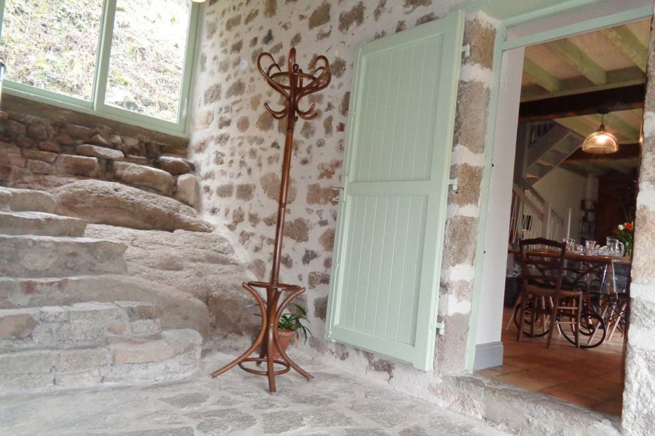 Hall d'entrée permettand d'aller à la cuisine, la salle à manger et le 1er étage.