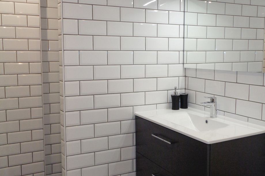 Salle de bains commune avec douche italienne, vasque et wc